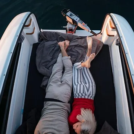 Sealander - Tiny Wohnwagen Und Boot - Ferienwohnung Creutzig Am Campingplatz Schachenhorn Kamp alanı